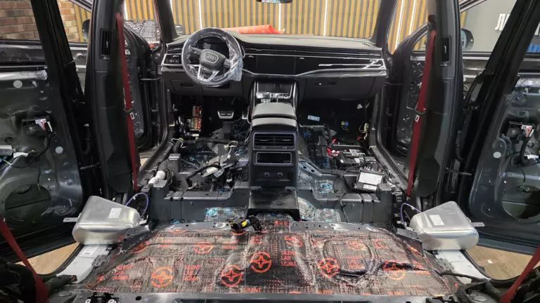Шумоизоляция пола Audi Q7-2