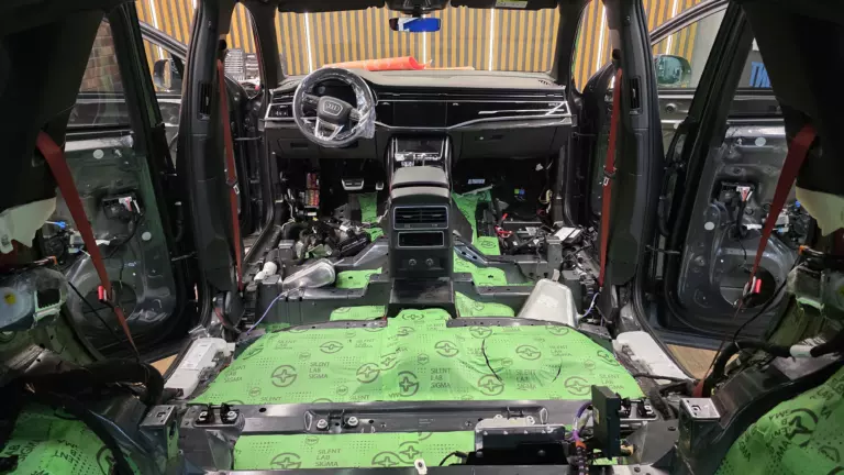 Шумоизоляция пола Audi Q7-3